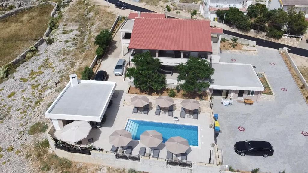 vista aerea di una casa con piscina di Villa Lana - Family only a Kustići