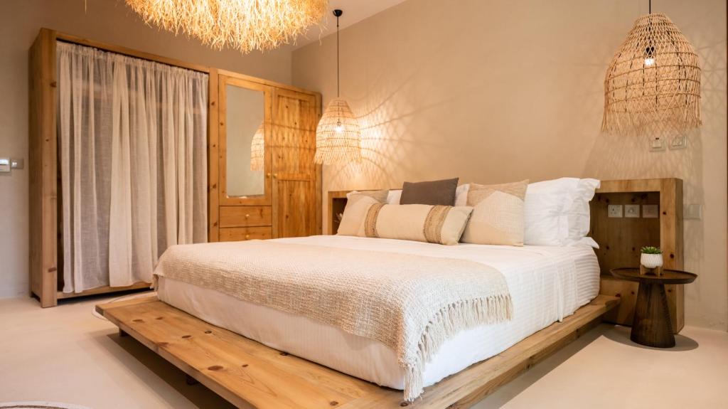 Letto o letti in una camera di Umm Al Quwain Beach Hotel
