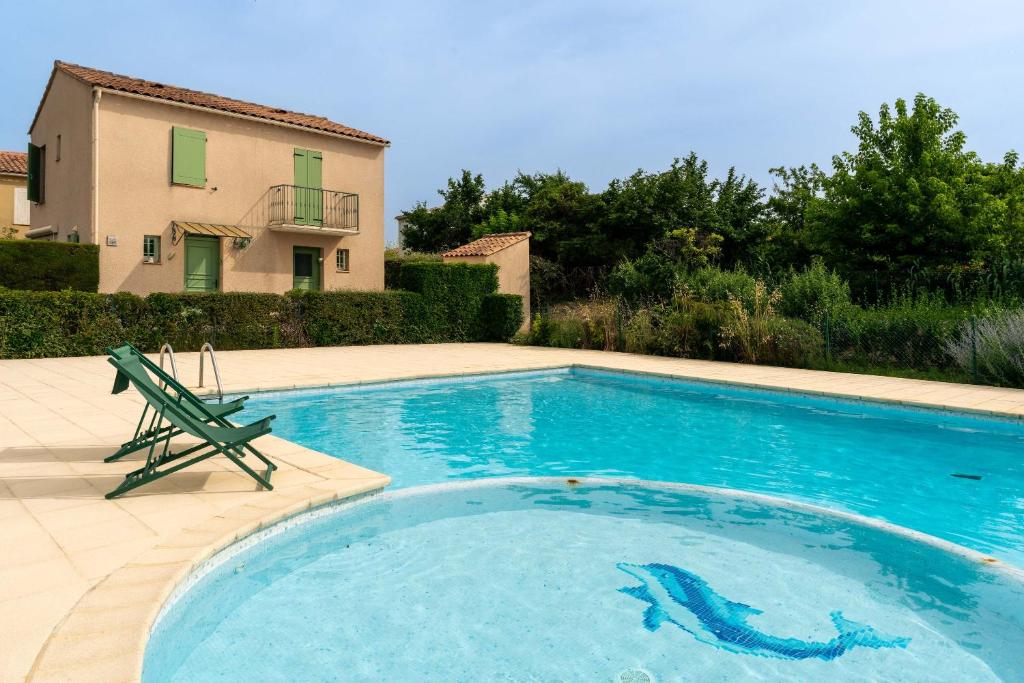een zwembad met een dolfijn erop geschilderd bij Maison avec jardin et Piscine in Vaison-la-Romaine