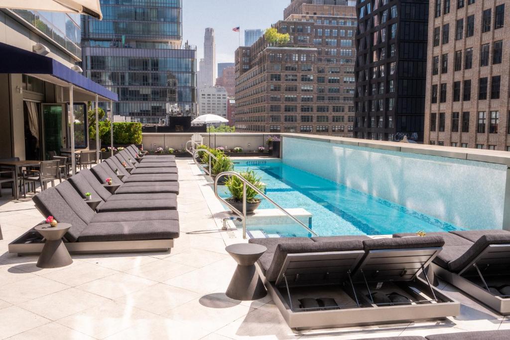 A piscina localizada em The Dominick Hotel ou nos arredores