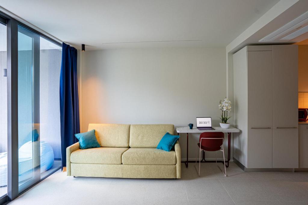 Posezení v ubytování Aparthotel Zefiro com design, large terrace, bike, near beach and thermal