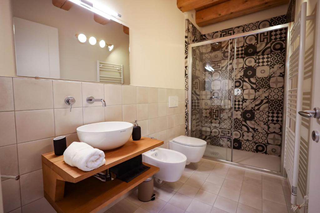 uma casa de banho com um lavatório e um WC em B&B CA PANISACCO em Valdagno