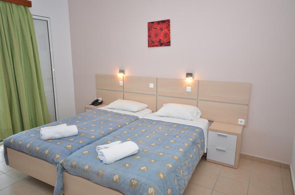 Postel nebo postele na pokoji v ubytování Paradiso Hotel Sea View and Pool Suites Ipsos Corfu