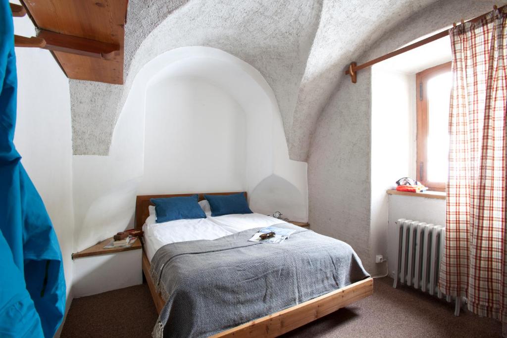 a bedroom with a bed and a window at Langley Hotel La Vieille Ferme in La Salle Les Alpes