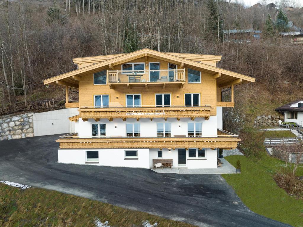 uma vista aérea de uma casa com um telhado em Schöneben Appartements em Wald im Pinzgau