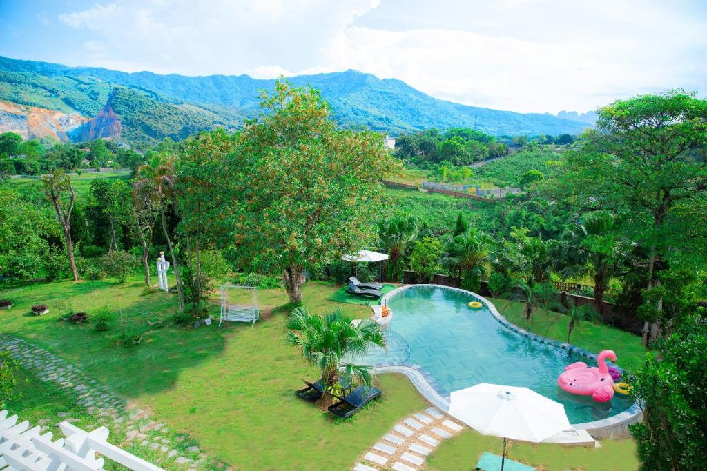 uma vista aérea de uma piscina num resort em White Villa em Hòa Bình