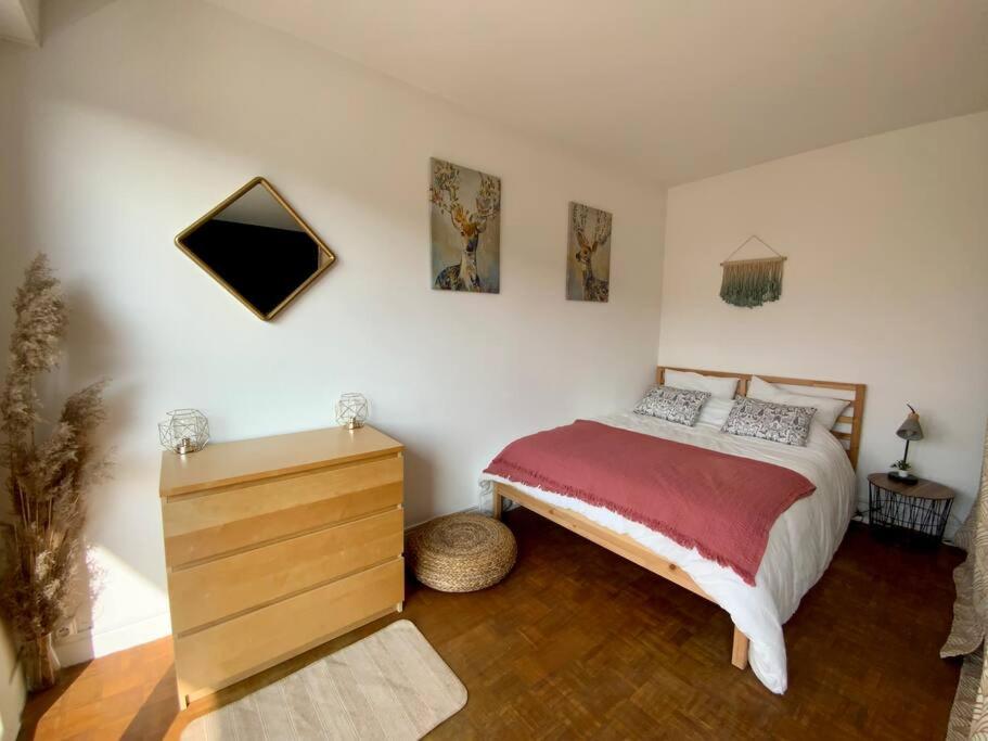 1 dormitorio con 1 cama y vestidor en Proche tram A: 3 personnes, balcon, wifi gratuit, en Grenoble