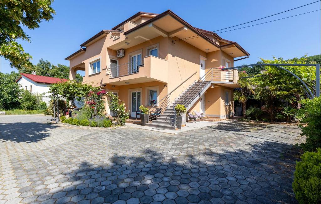 une maison avec une allée en briques devant elle dans l'établissement Stunning Apartment In Spincici With Wifi, à Jušići