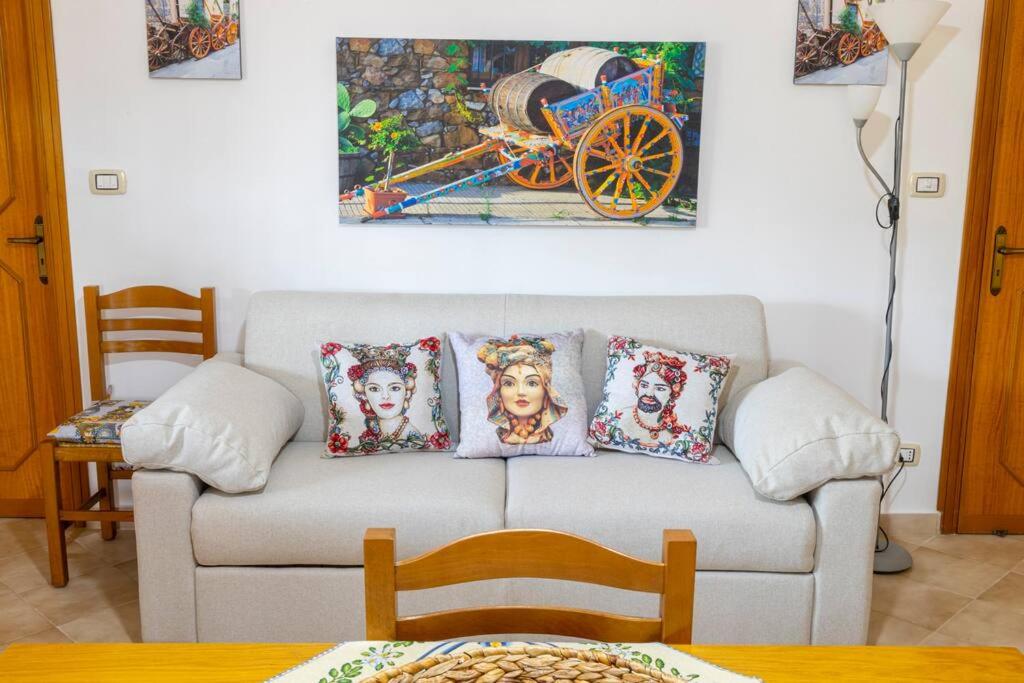 - un salon avec un canapé et un tableau mural dans l'établissement Casa Vacanze Villino Nando, à Palerme