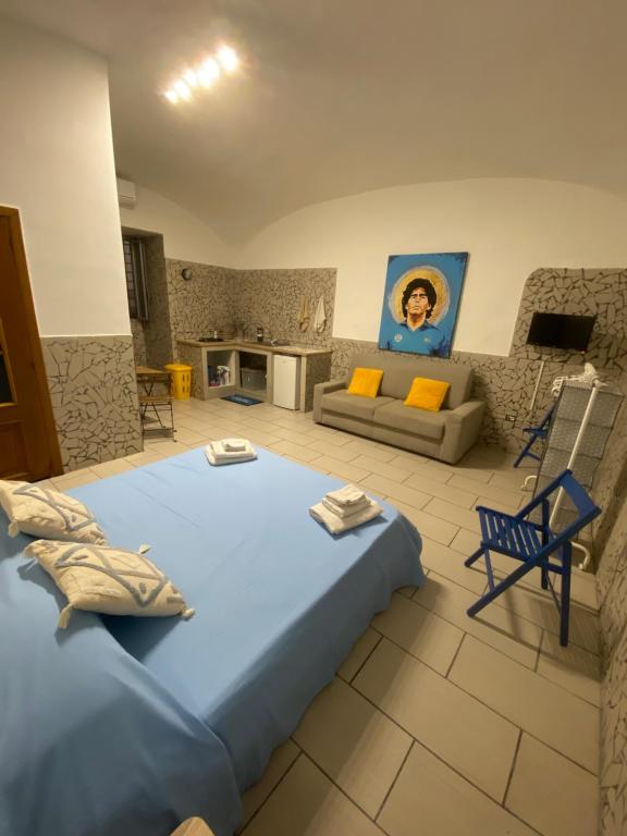 ナポリにあるCasa Rosettaのベッドルーム(大型ベッド1台付)、リビングルームが備わります。