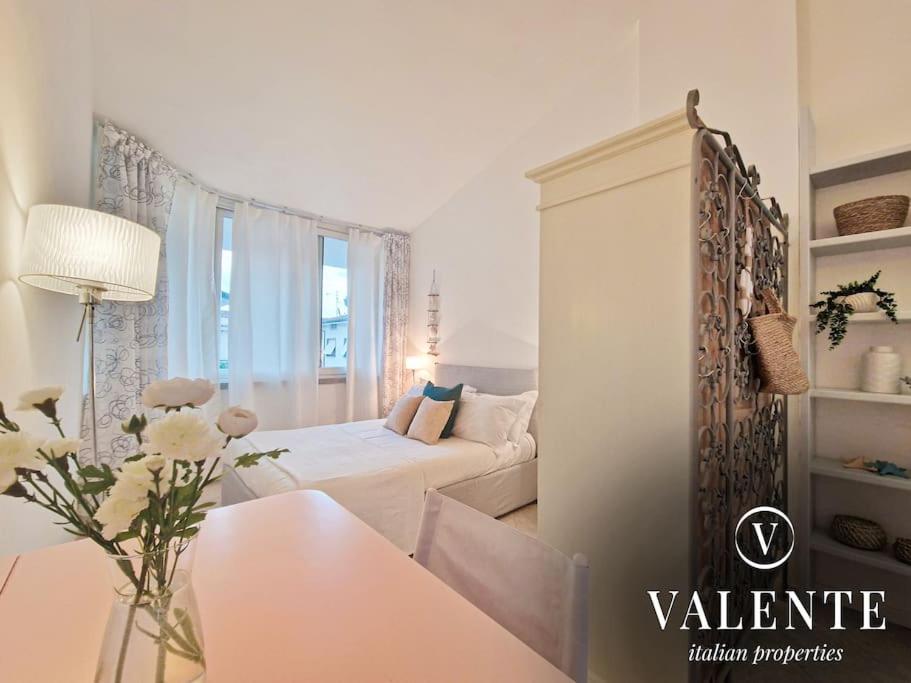 Sala de estar blanca con sofá y mesa en Casa al Mare - Torre del Lago- Valente Italian Properties, en Torre del Lago Puccini