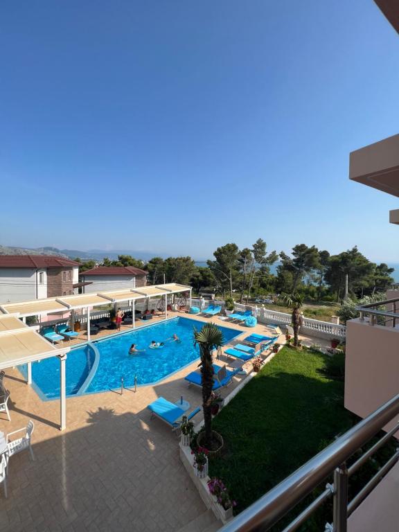 Bazén v ubytování Hotel Gjoci nebo v jeho okolí