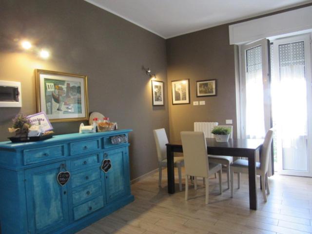 una sala da pranzo con armadio blu e tavolo e sedie di Il Rifugio dei Briganti a Crispiano