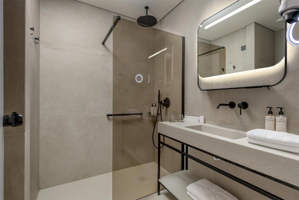 Koupelna v ubytování The Ixian Grand & All Suites - Adults Only Hotel
