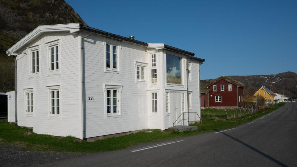 una casa blanca sentada al costado de un camino en Nøss Panorama, en Nøss