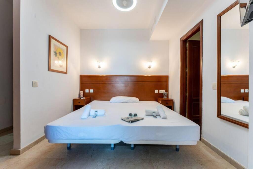 Postel nebo postele na pokoji v ubytování CT 240 - Beachfront Apartment -Don Juan Manilva