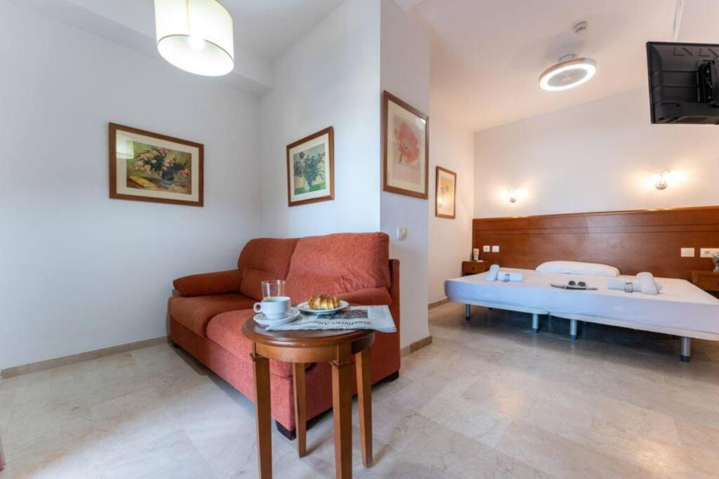 Postel nebo postele na pokoji v ubytování CT 240 - Beachfront Apartment -Don Juan Manilva