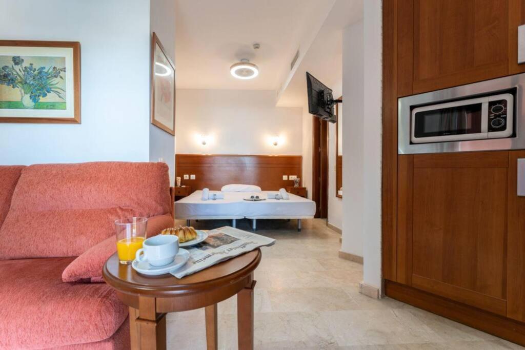 Postel nebo postele na pokoji v ubytování CT 240 - Beachfront Apartment -Don Juan Manilva