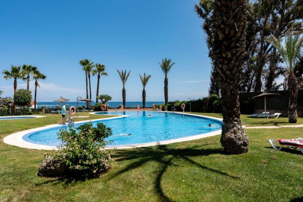 Bazén v ubytování CT 240 - Beachfront Apartment -Don Juan Manilva nebo v jeho okolí