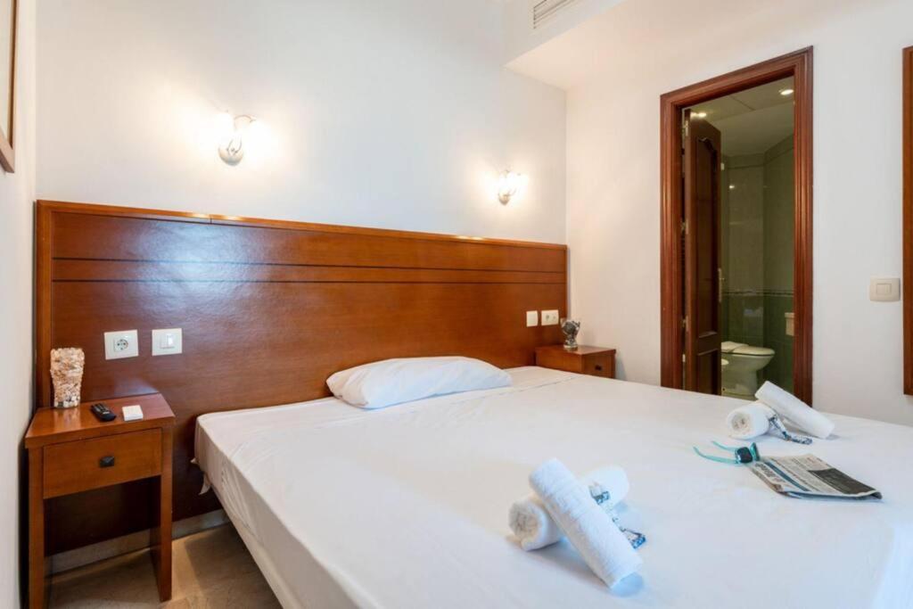 Postel nebo postele na pokoji v ubytování CT 240 - Beachfront Apartment -Don Juan Manilva