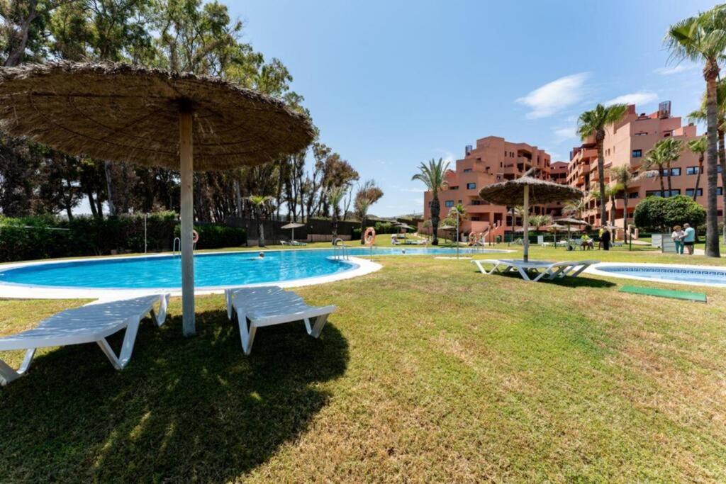 Bazén v ubytování CT 240 - Beachfront Apartment -Don Juan Manilva nebo v jeho okolí