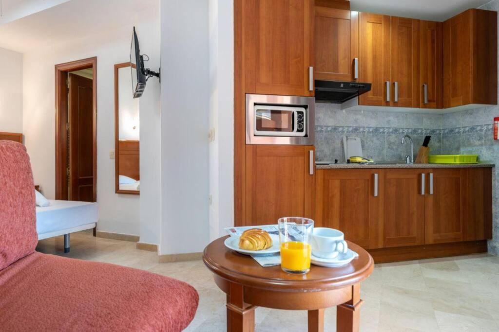 Kuchyň nebo kuchyňský kout v ubytování CT 240 - Beachfront Apartment -Don Juan Manilva