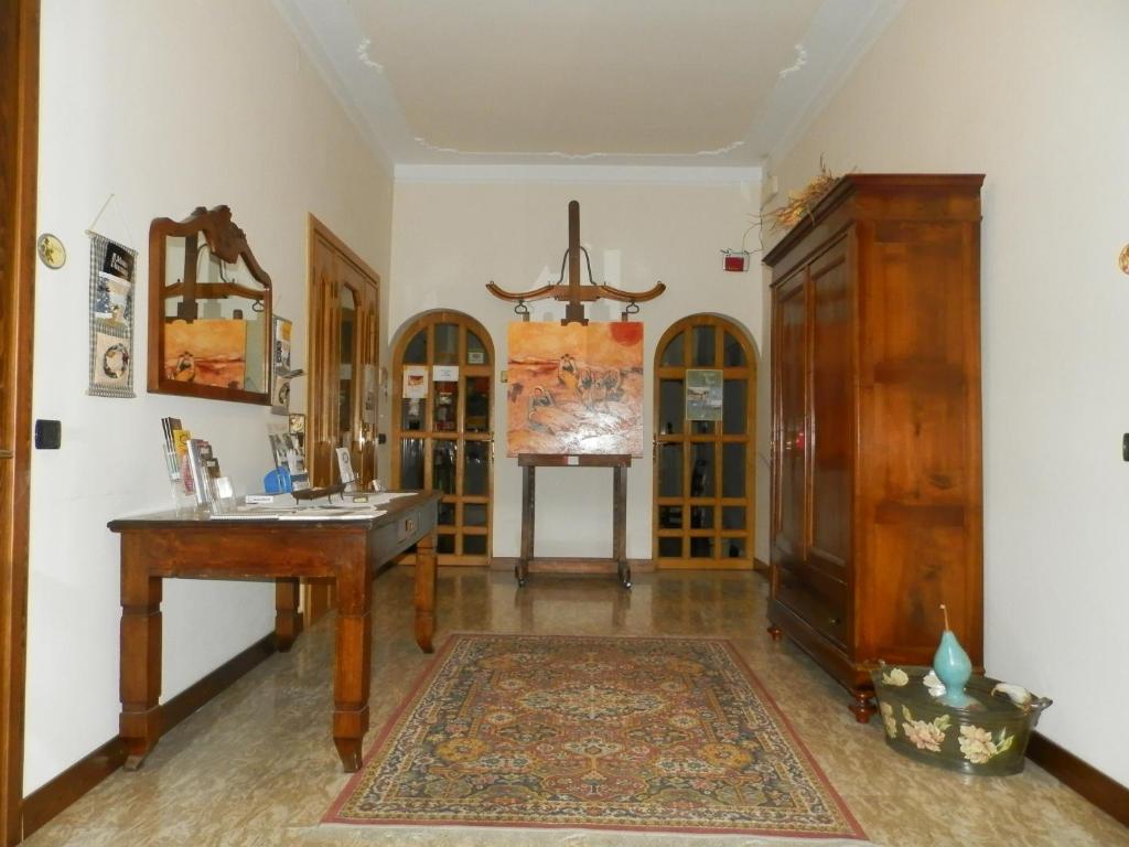 Habitación con mesa de madera y escritorio. en Agriturismo Cà Rossa, en Pegognaga