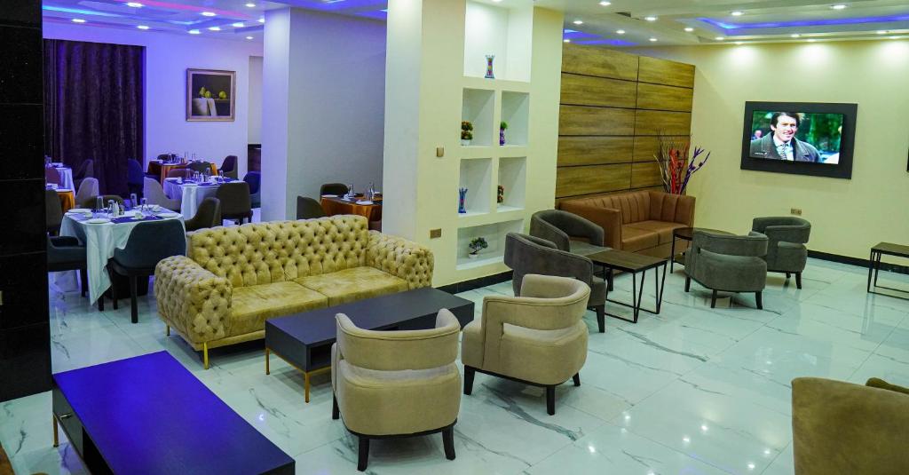 TV a/nebo společenská místnost v ubytování Romeneo Grand Royal Hotel