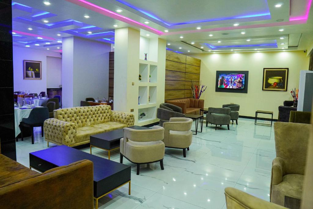 TV a/nebo společenská místnost v ubytování Romeneo Grand Royal Hotel