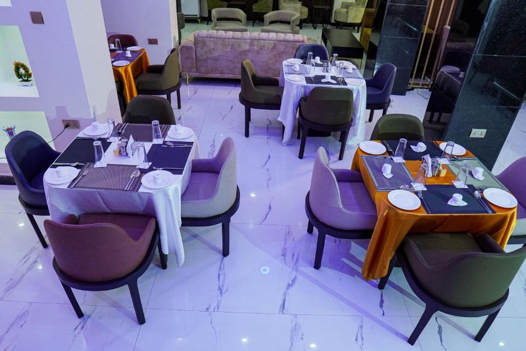 Posezení v ubytování Romeneo Grand Royal Hotel