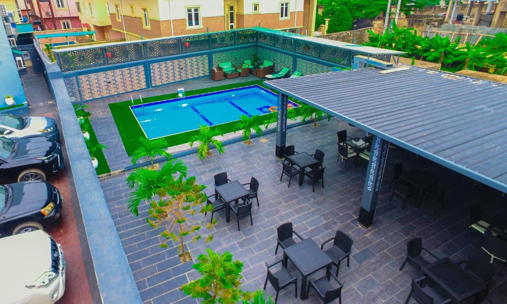 Bazén v ubytování Romeneo Grand Royal Hotel nebo v jeho okolí