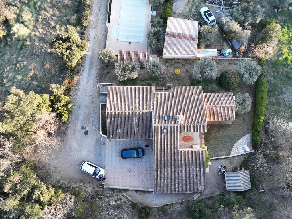 una vista aerea di una casa con un'auto in cortile di Villa Kyrae a Oraison