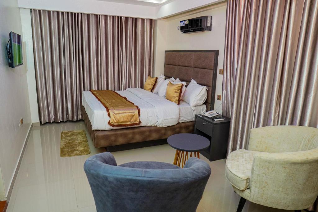 Postel nebo postele na pokoji v ubytování Romeneo Grand Royal Hotel