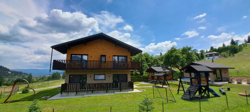 una casa con parque infantil y estructura de juegos en Noor, en Vatra Dornei