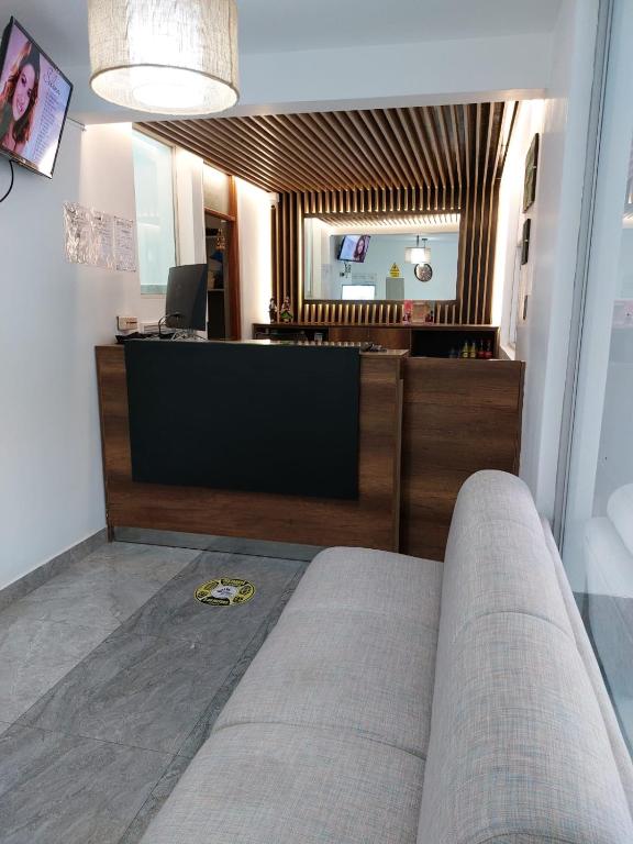 a living room with a couch in front of a salon at Tierra del Sol Centro in Moquegua