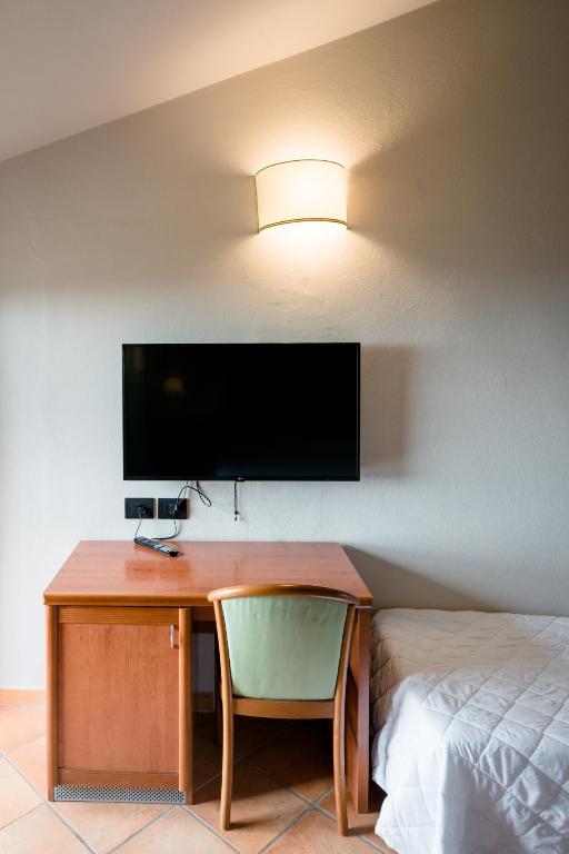 A television and/or entertainment centre at Hotel La Scottiglia e Ristorante