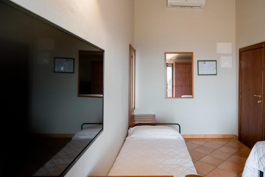 A bed or beds in a room at Hotel La Scottiglia e Ristorante