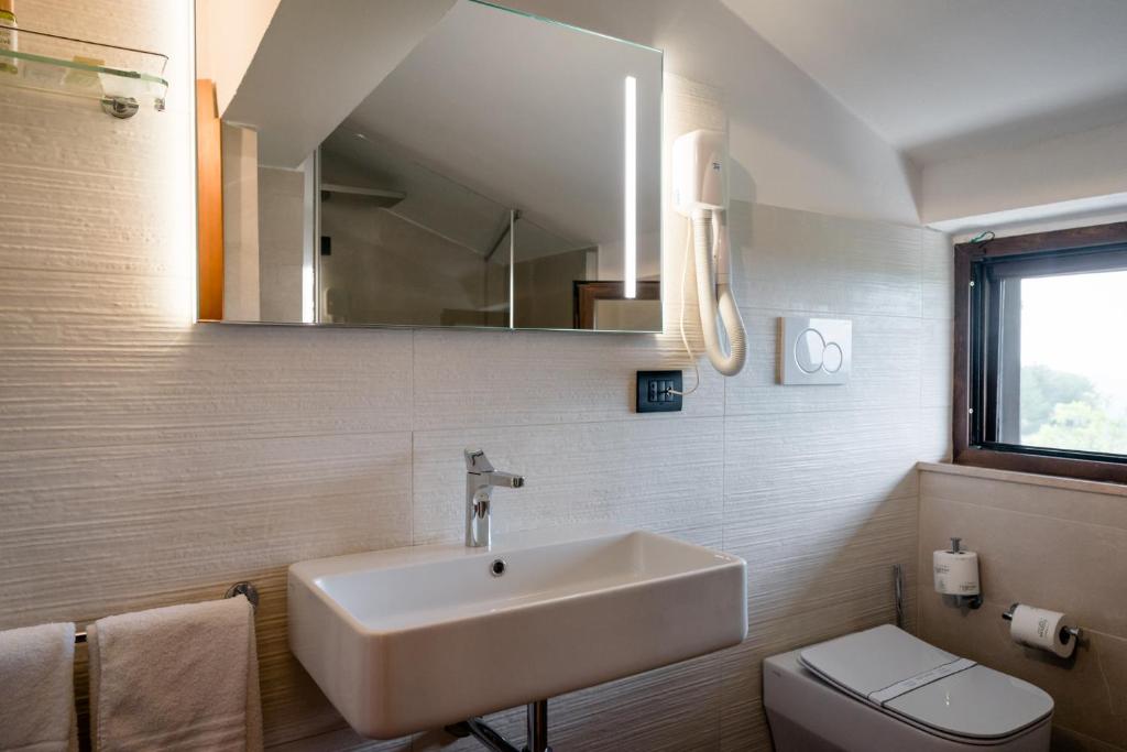 A bathroom at Hotel La Scottiglia e Ristorante