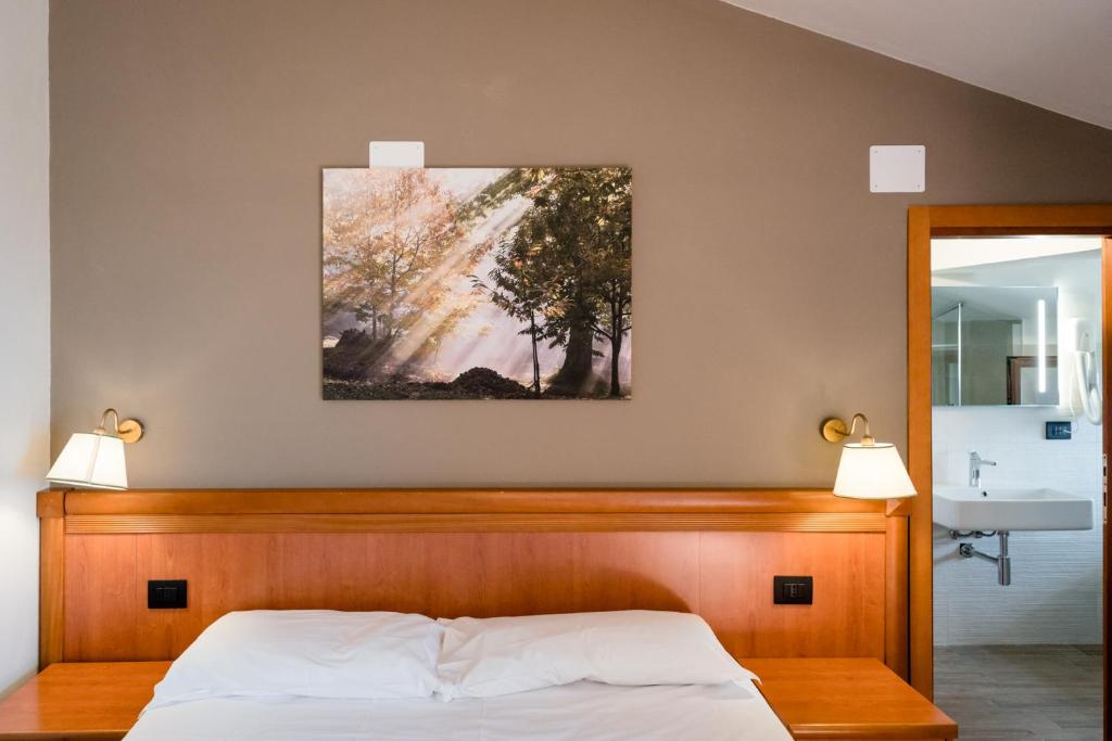 A bed or beds in a room at Hotel La Scottiglia e Ristorante