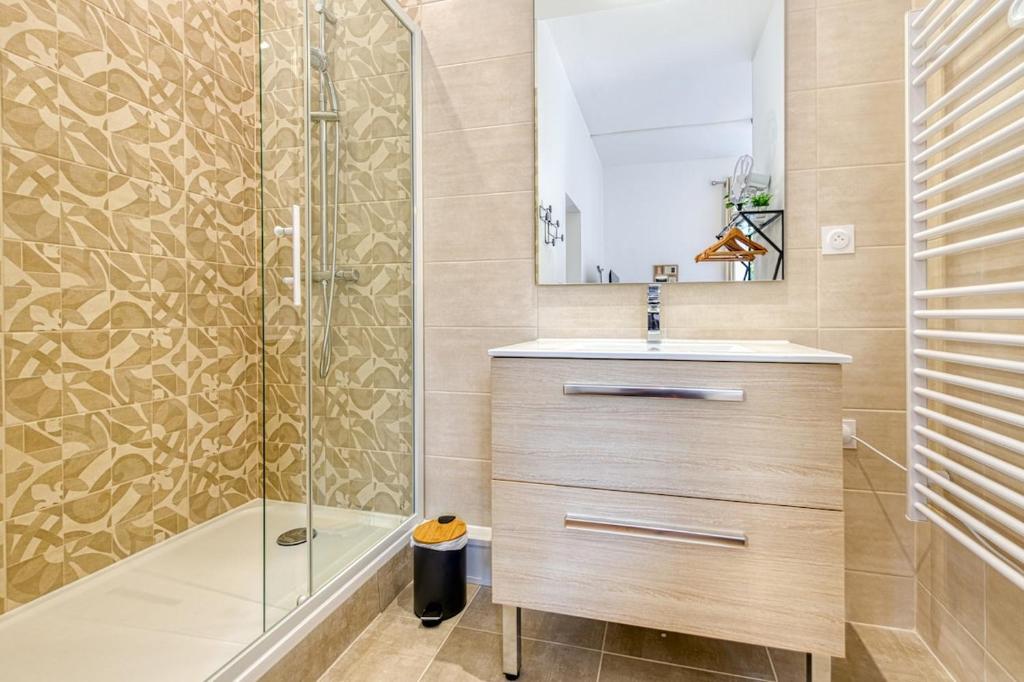 a bathroom with a shower and a sink at 2 pièces tout confort, déco moderne, wifi fibre in Grenoble