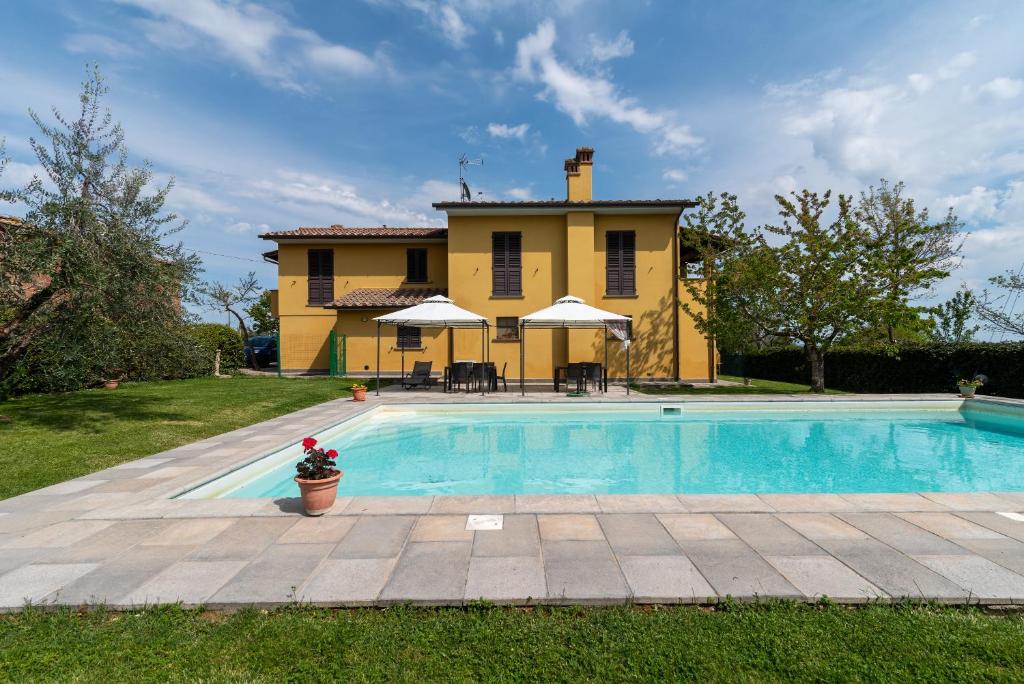 una piscina di fronte a una casa di Casa Galina a Civitella in Val di Chiana