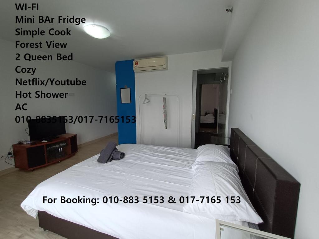 ein Schlafzimmer mit einem Bett mit einem Schild an der Wand in der Unterkunft Halo Sunday Empire City by Kenangan Home 4 Paxs Room in Petaling Jaya
