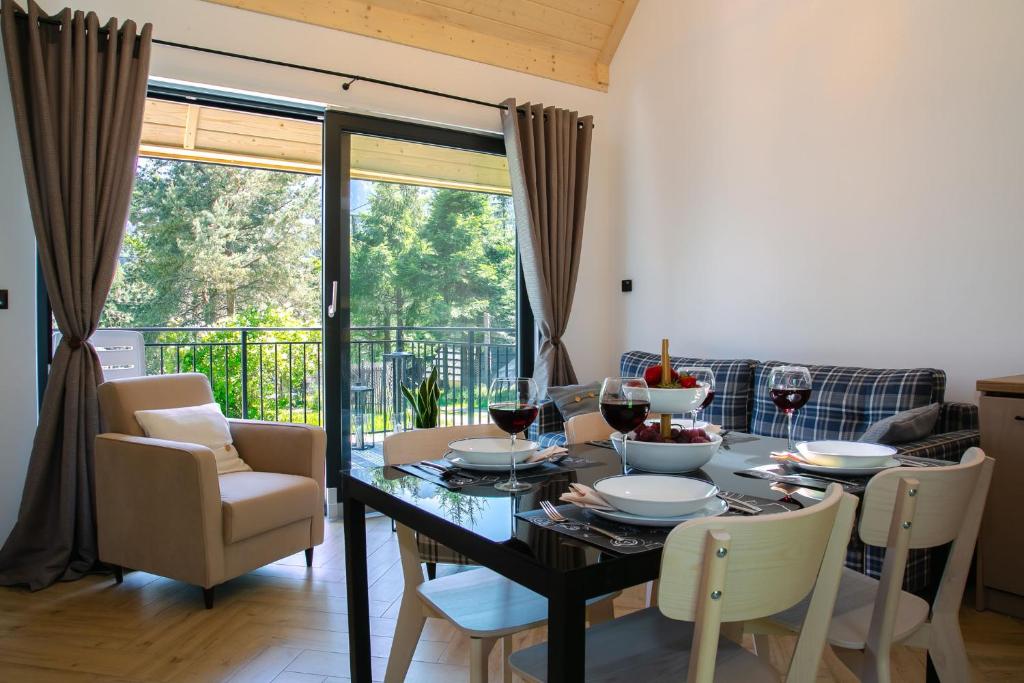 een eetkamer met een tafel met wijnglazen bij Domek w Borze in Kościelisko