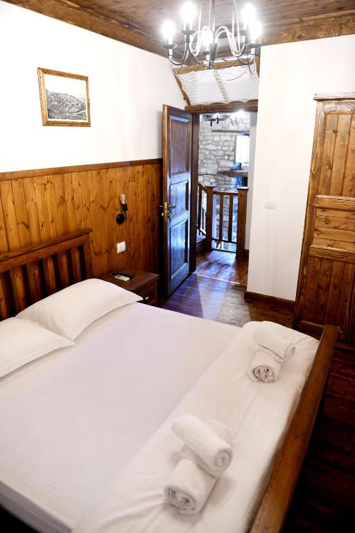 Llit o llits en una habitació de Anhel Hotel