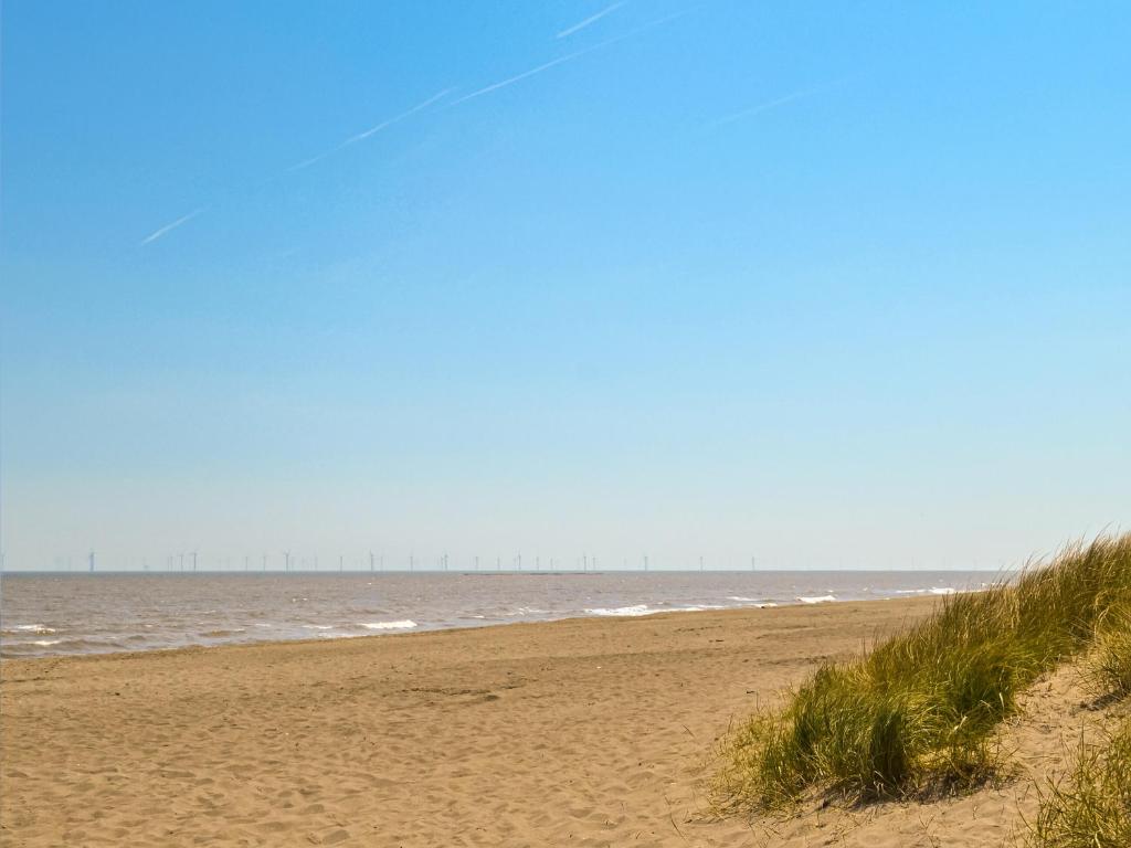 a sandy beach with a view of the ocean at Covina - Uk43994 in Anderby