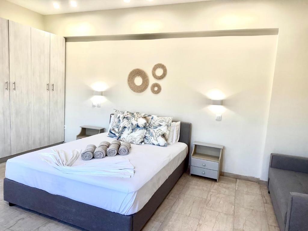 ein Schlafzimmer mit einem großen Bett in einem Zimmer in der Unterkunft Shades of Zante 3 in Alykes