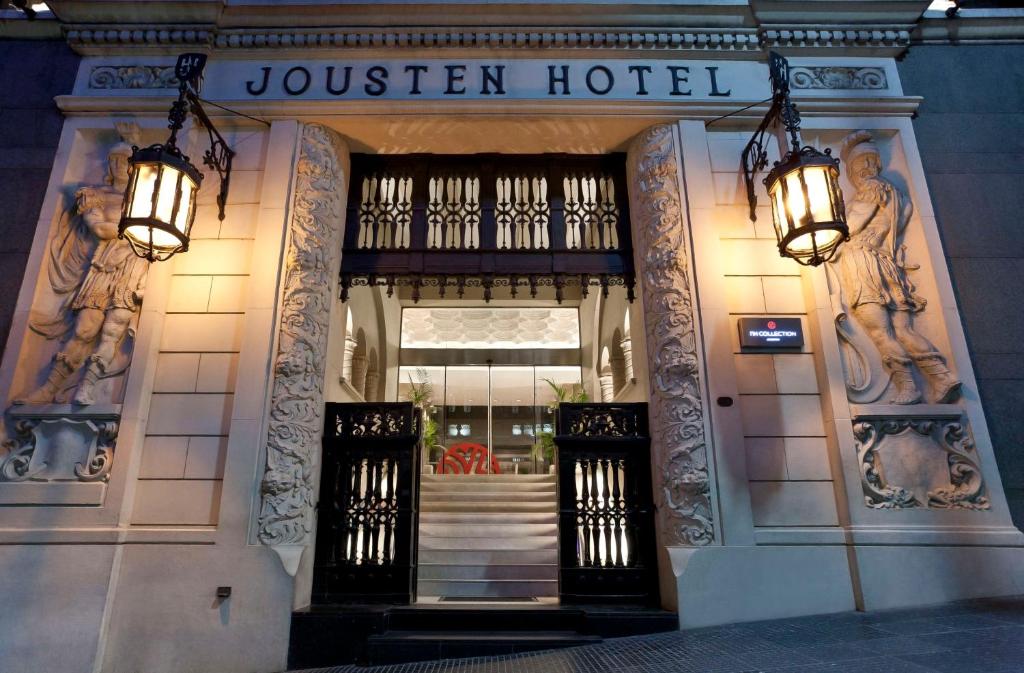 Una entrada de hotel con dos luces delante en NH Collection Buenos Aires Jousten en Buenos Aires