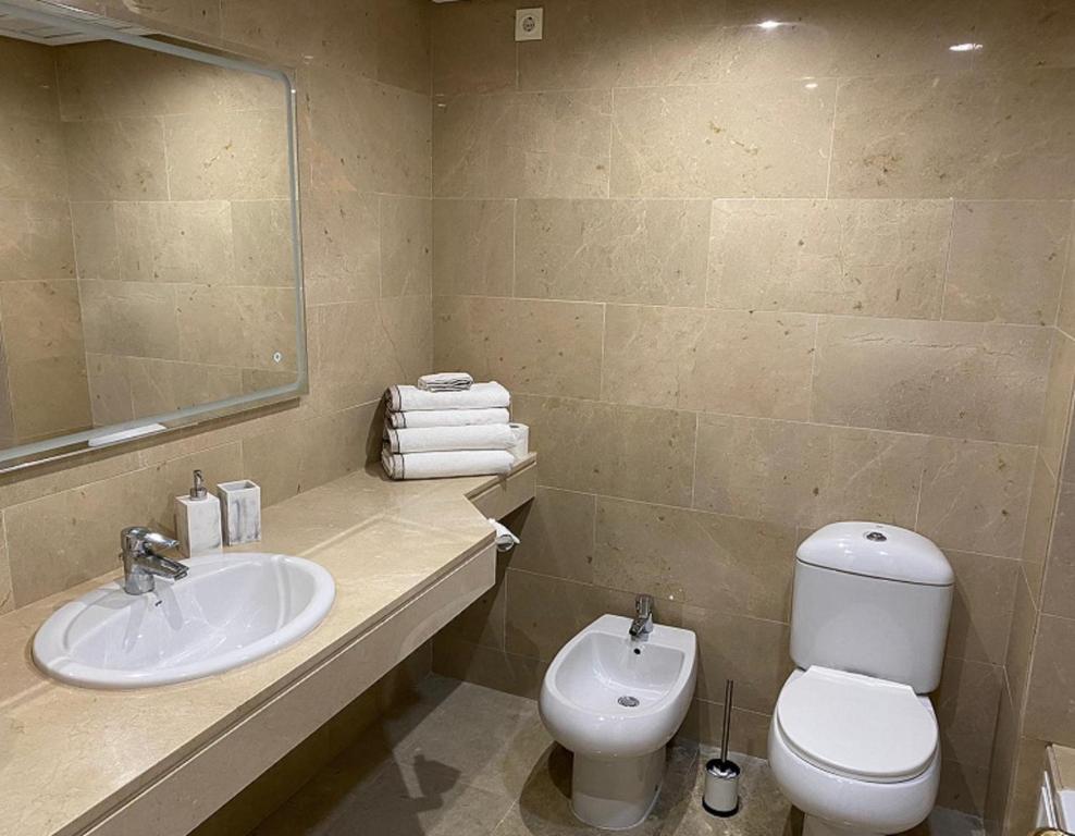 Koupelna v ubytování 15 First line Penthouse with wonderful seaview near Duquesa Golf Manilva Andalucia