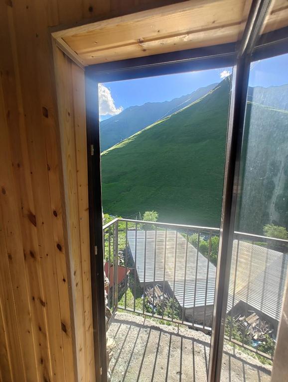 Nespecifikovaný výhled na hory nebo výhled na hory při pohledu z kapslového hotelu