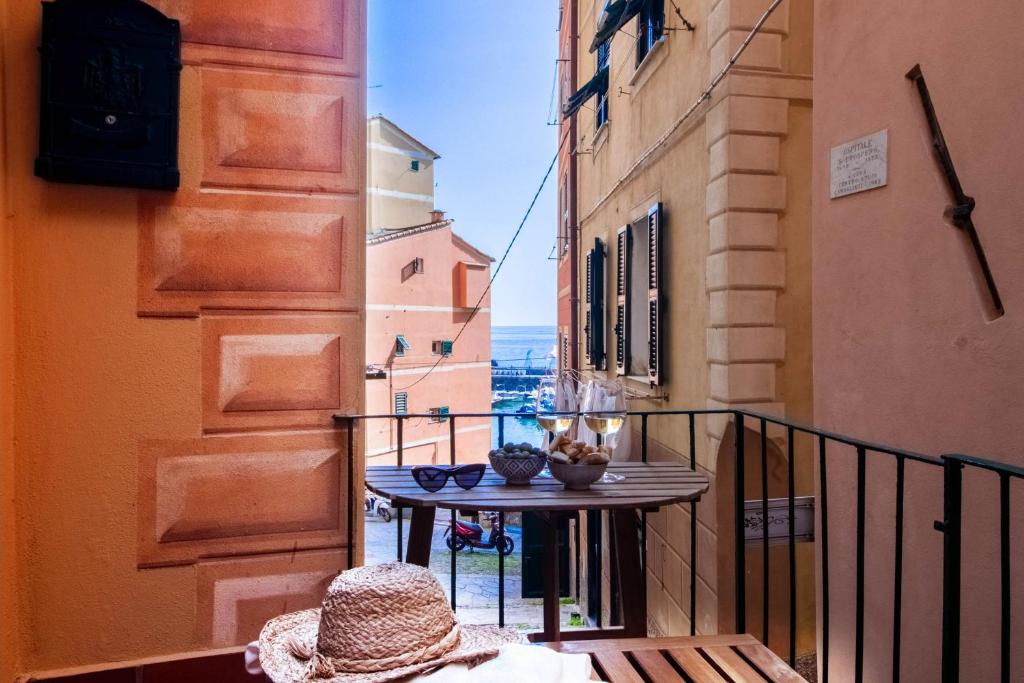 una mesa en un balcón con vistas a la calle en ALPORTO58, en Camogli